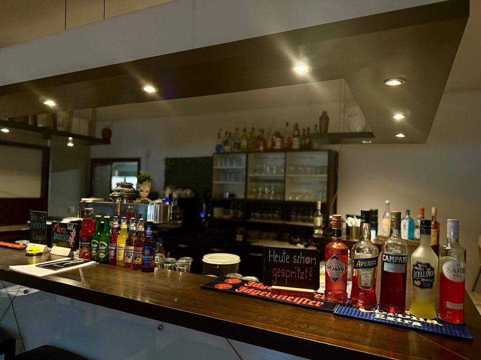 Die Bar im Blue mit Zapfanlage, Gläsern und Flaschen