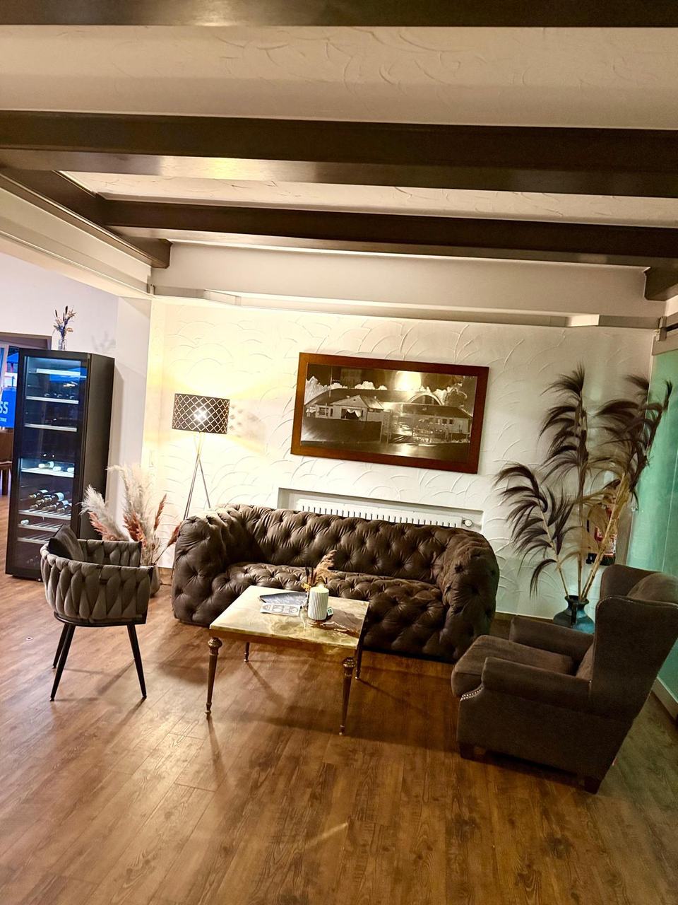 Lounge im Blue mit Chesterfield-Sofa und Sesseln – Platz für Feiern